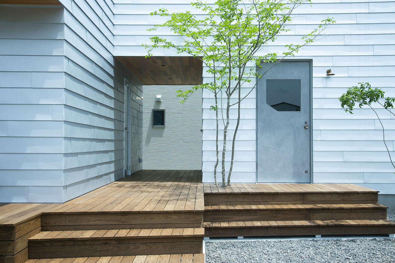 Hands Works（アオイ建築）【自然素材、間取り、インテリア】住居と店舗の入口は別々に用意。内側は、空間をつなげつつ、ニッチなどでそれぞれが干渉し合わない配慮されている