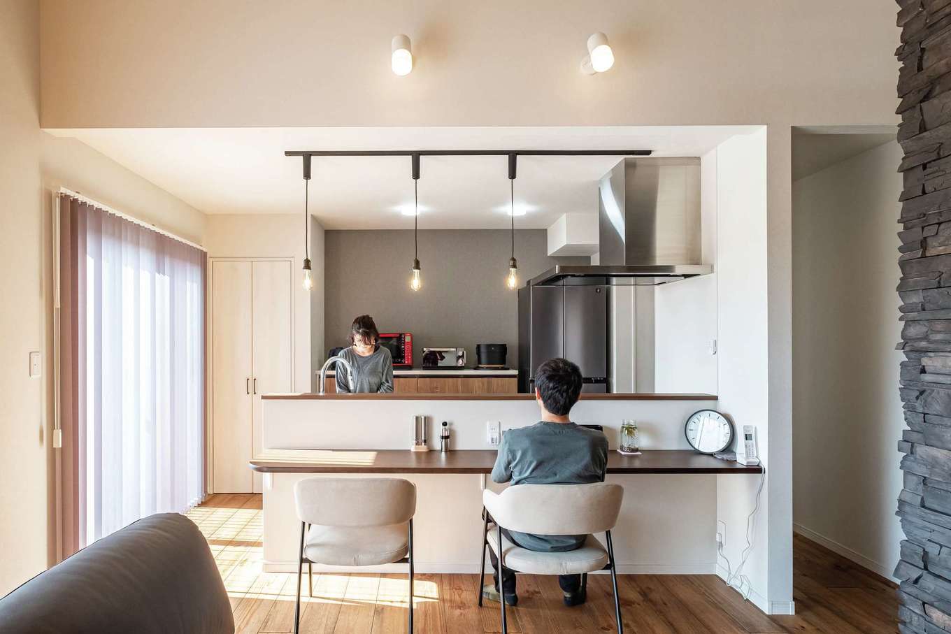 アフターホーム【デザイン住宅、趣味、間取り】家事効率を高める2WAYのアイランドキッチン。ご主人は毎晩カウンターで晩酌を楽しむ