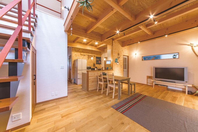 梁や天井材、パインの壁でナチュラルに