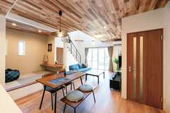 玄関からリビング、ダイニングへと別々にアクセスできる2WAYの家事ラク動線。荷物が多い時も便利で、共働き奥さまの負担を軽減する