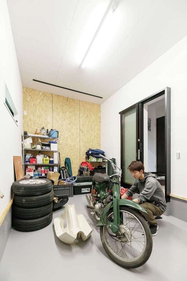 ガレージ内の壁はケイカル板のままとし、後からご主人がDIYで棚をつけたり、壁を塗ったりする予定。施主さんが仕上げをする前提で建築コストも下げられる