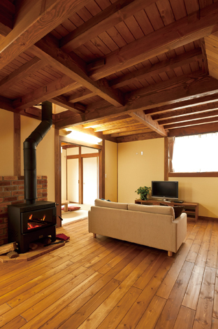 柱はすべて4 寸（12cm角）。手 間の掛かる真壁づくり（構造材を隠 すのではなく柱の間に壁をつくる） を採用する