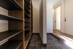 靴をたっぷり収納でき来客時には見せない収納を可能にするSCL