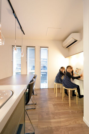 ママが料理する間、造作のカウンターで子どもたちが宿題をする「見守り動線」もカンペキ