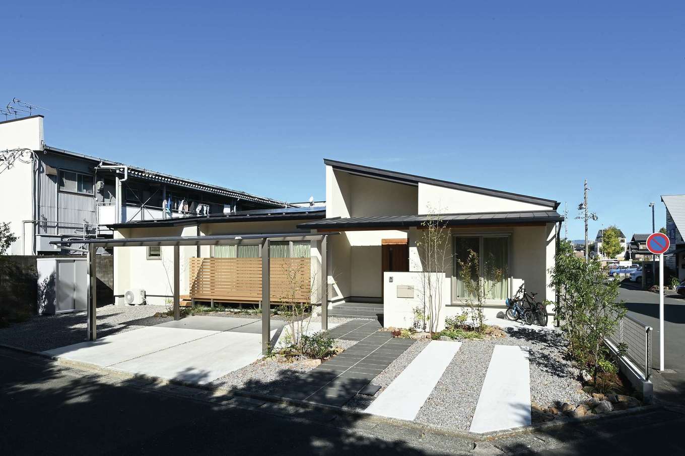 神谷綜合建設 カミヤの家【デザイン住宅、和風、平屋】片流れのデザインが印象的な外観。玄関屋根を長くとってカーポートと近づけることで、雨の日でも濡れずに家に出入りできる。アオダモなどの豊かな植栽が玄関回りを彩る