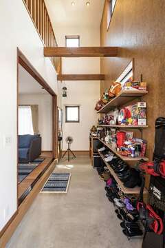 全面に張られたOSB合板により、フックや棚を取り付けるなどのカスタムが可能。ハリや2階の手すりも壁に合わせたカラーに