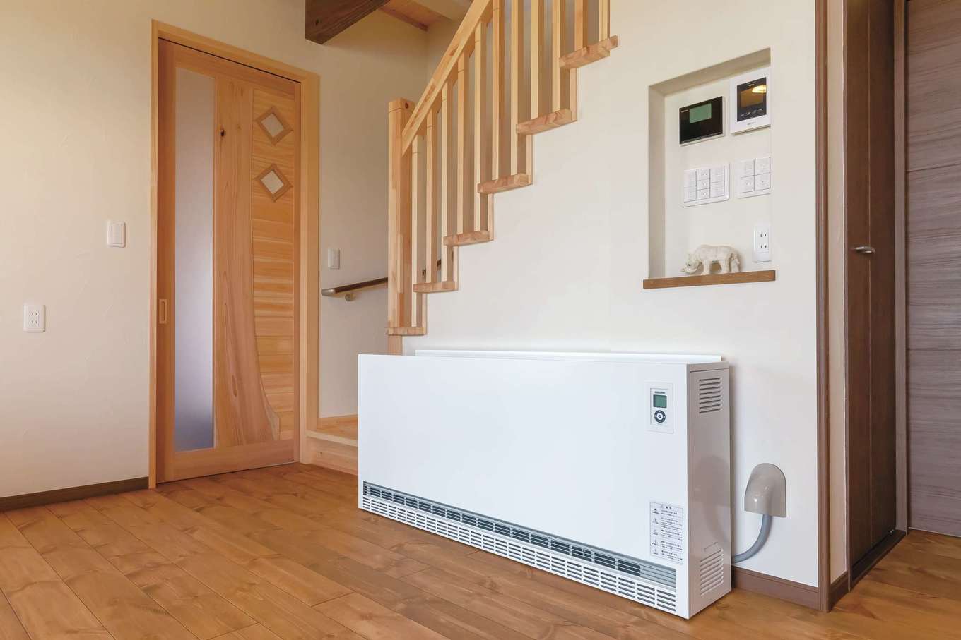 住まいるコーポレーション【子育て、自然素材、省エネ】リビングには蓄熱暖房機を設置。冬には輻射熱による心地よい暖かさが家中に行き渡る。夜間電力を利用して室内を暖めるため、光熱費をコストダウンできるのも魅力