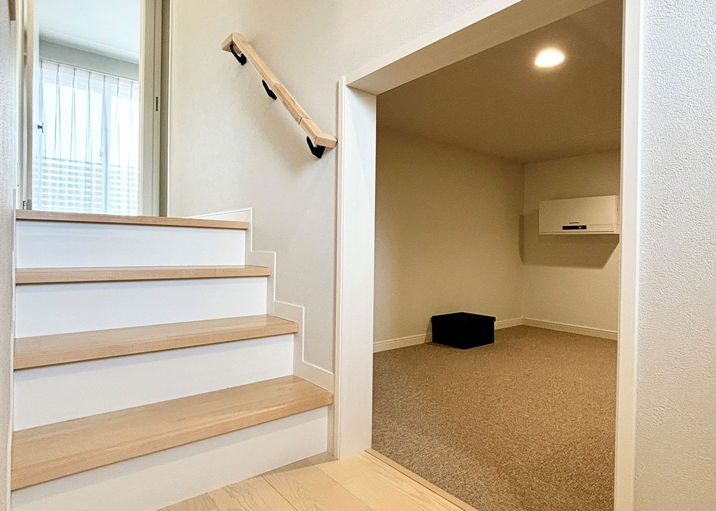 ミサワホーム静岡【デザイン住宅、収納力、間取り】4畳と大容量の「蔵」は、1階と2階の間に設置。家の中心にあり、階段から出入りできるので、荷物の出し入れにも便利