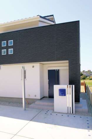 エッジの効いた外観フォルム。ブルーのポストがアクセントに