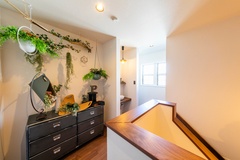 日差しがたっぷり降り注ぎ、観葉植物がアクセントとなり、ナチュラルな雰囲気を演出している。収納スペースも充実しており、機能的な設計。