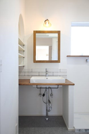 LDK空間とスタイルを合わせて製作した造作洗面は、大きな鏡と広いカウンターで使い勝手も抜群