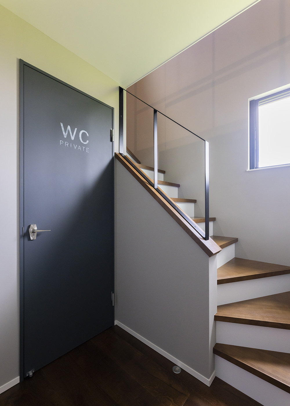 大和建設／BinO西尾南【デザイン住宅、インテリア】アイアンの手すりがインダストリアルな階段