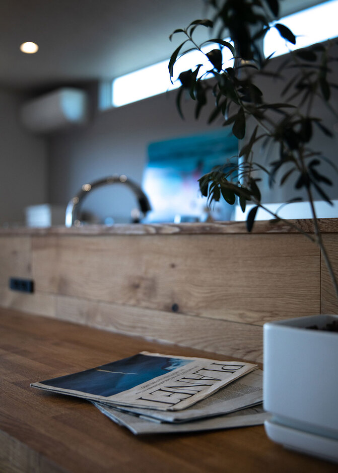 HEAT20 G2グレードをクリアする性能により、1年を通じて温度差が少なく快適な環境が保たれ、光熱費も抑えられる。気密性能を活かした計画換気システムで、きれいな空気が室内をゆるやかに巡り、カビ・ダニの抑制にもつながる