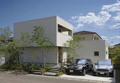 邸宅感漂うダインコンクリートの外壁。オープンな外構には腰かける場所があり「ベンチのある家」とご近所でも評判