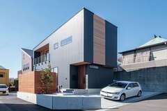 サイドの格子がアクセントになったシンプルモダンな外観デザイン