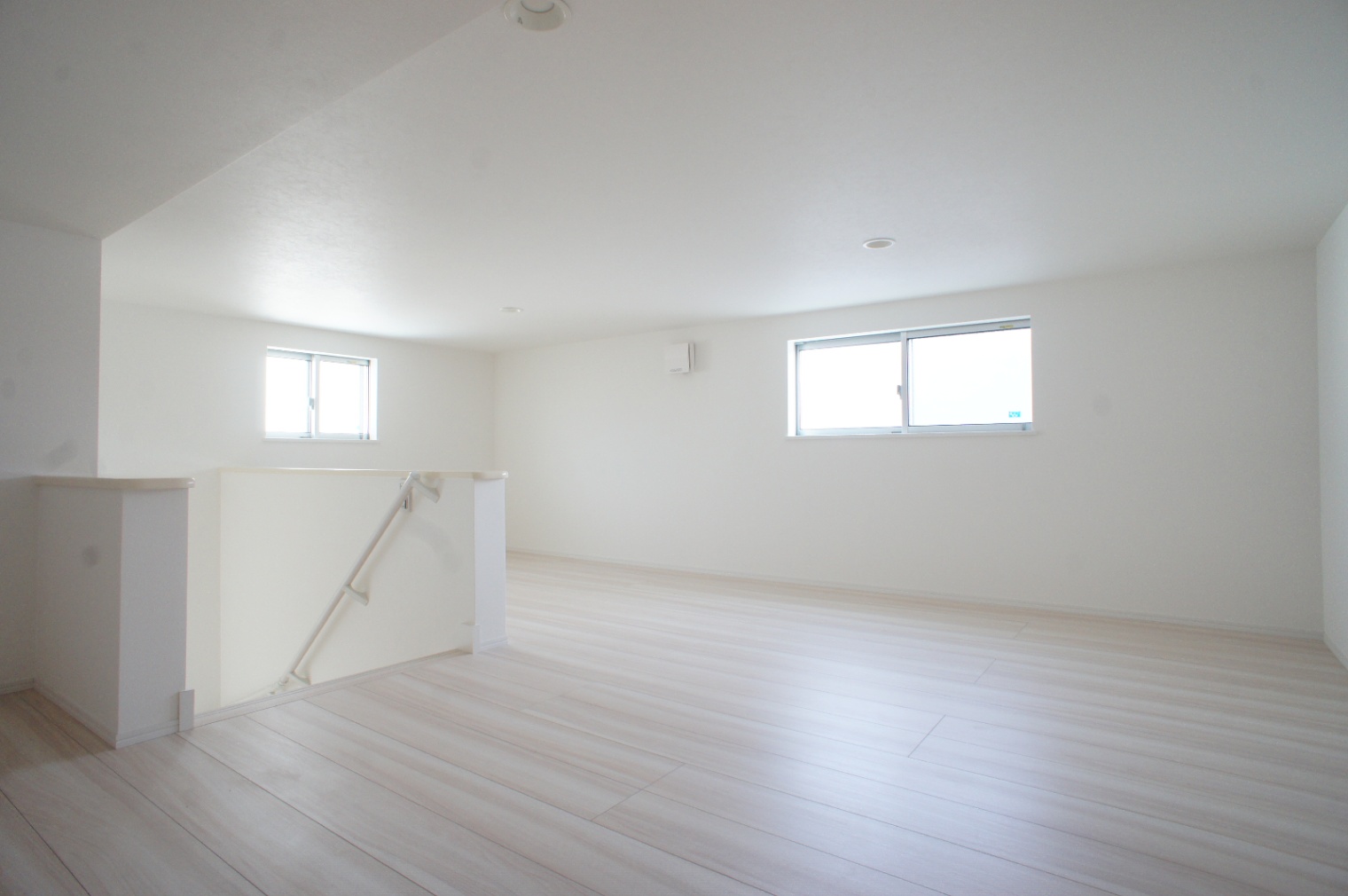 小野田産業～designers house project～｜明るく開放的な小屋裏収納。シンプルな設計と自然光が差し込む窓が、様々な用途に適した柔軟な空間を提供する。