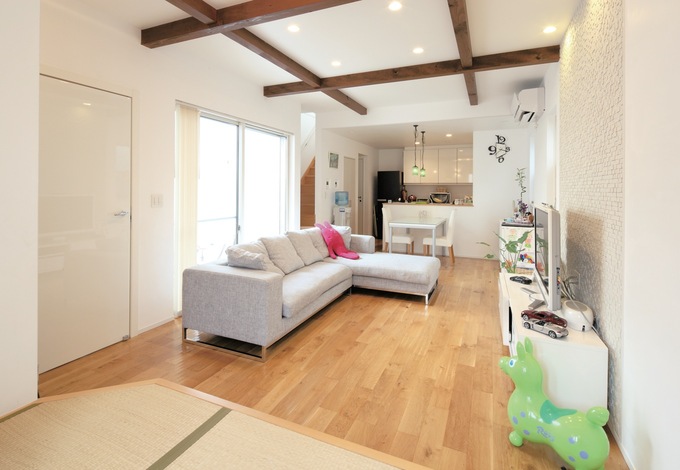 現しの梁にしたことで天井が高くなり、より開放的に