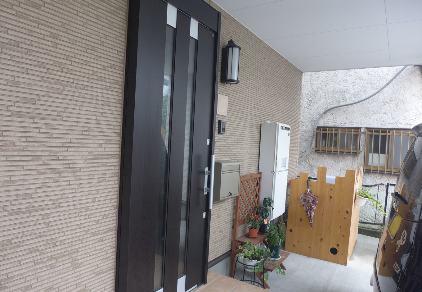 建築システム（狭小住宅専門店）【二世帯住宅、ペット、ガレージ】２台分のビルトインガレージになっているため玄関ドアは引き戸に。雨に濡れずに乗り降りが可能に。これなら車にぶつかることもなく強風に煽られて怪我する心配もない