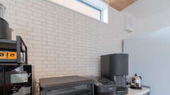 タイル風のクロスがおしゃれなキッチン