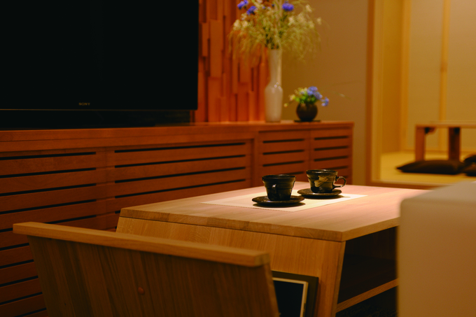 住宅工房 アリアンス｜キッチンからリビング、さらに和室へと対角線上に視線が抜けることで、より開放感が生まれる