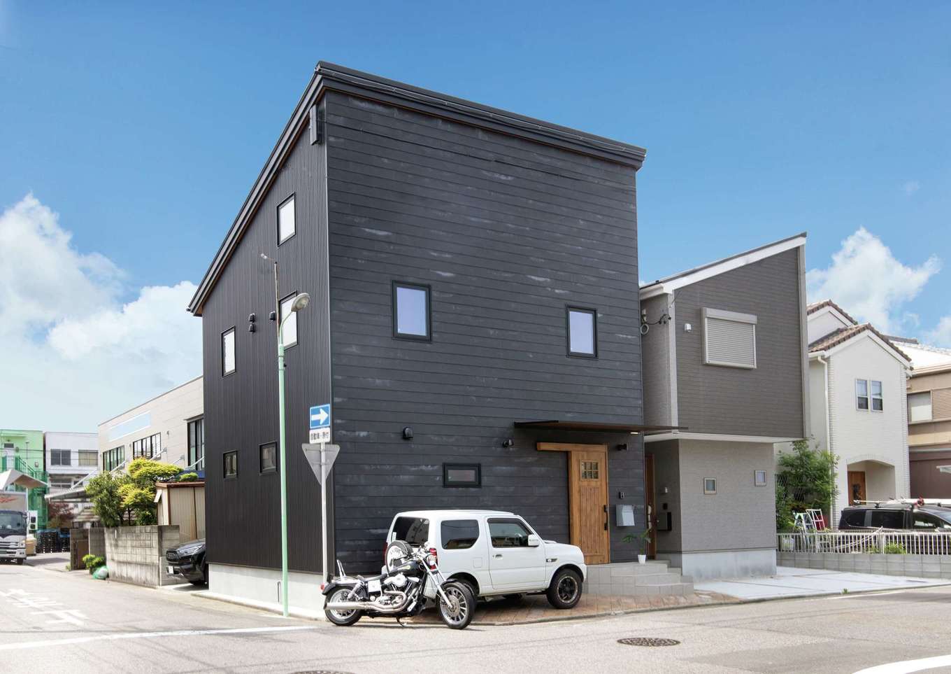 サイエンスホーム【1000万円台、自然素材、省エネ】外壁はガルバリウムをベースに、北面のみSOLIDOを張ってアクセントをつけた