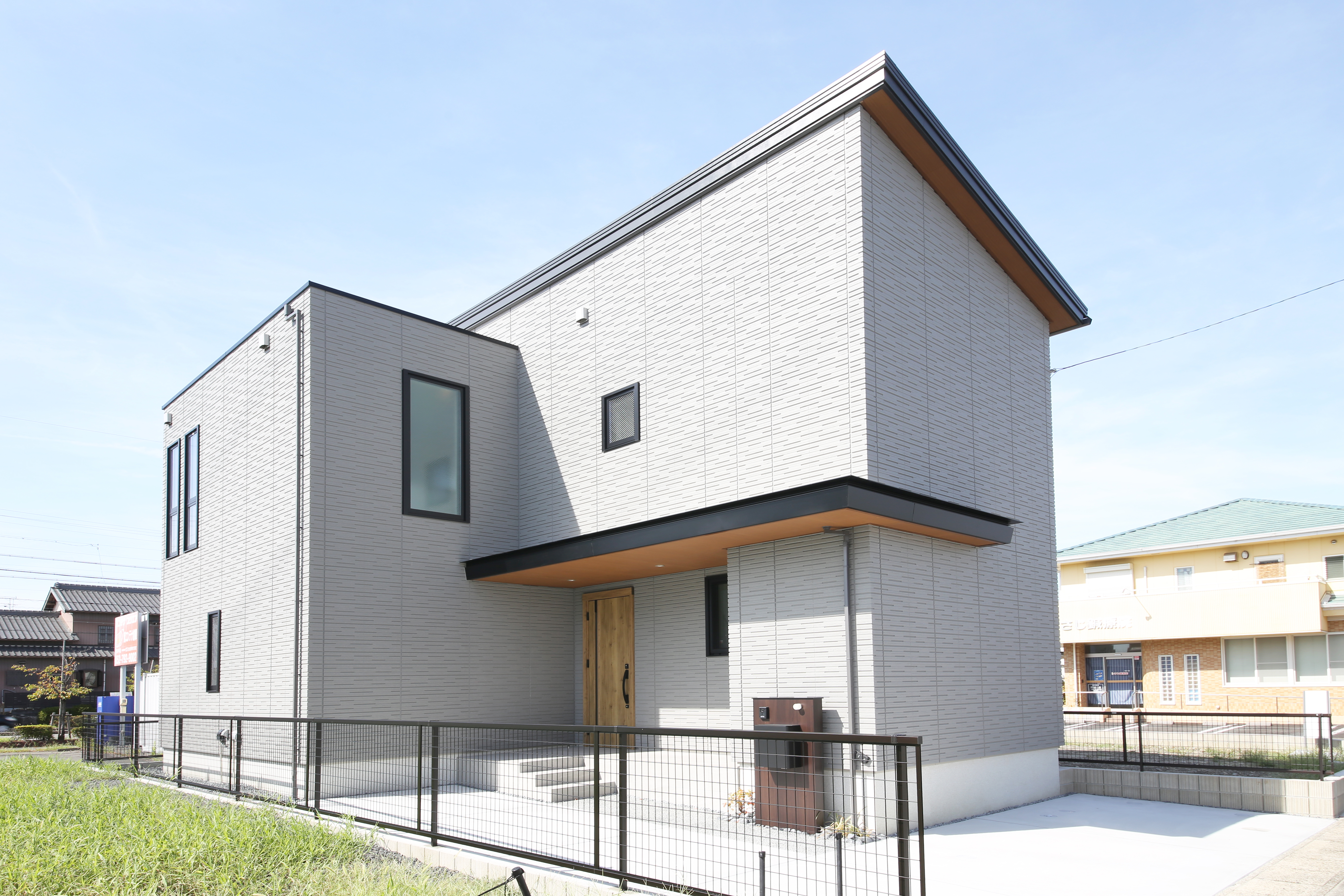大和ハウス工業中部支社｜シンプルでモダンなデザインの一戸建て住宅外観。落ち着いた色調と直線的なフォルムが調和し、都会的な印象を与える。