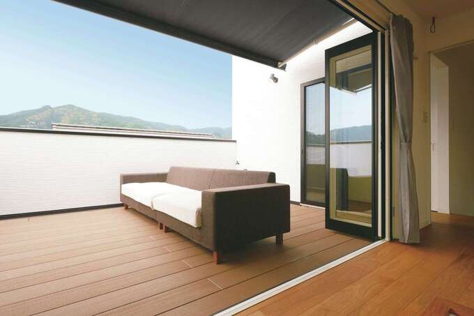 リビングとフラットにつながったスカイバルコニー。3階なので、外からの視線を気にすることなく、BBQや日光浴を楽しんだり、ビールを飲みながら星空を眺めることができる