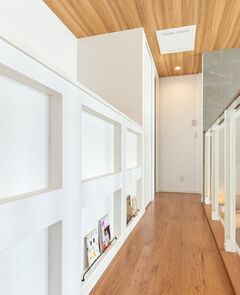 ２階の廊下には、腰壁を利用して、雑誌やちょっとした小物を展示できる、ニッチスペースを造作した。僅かなスペースも有効活用する、同社ならではの行き届いた提案だ