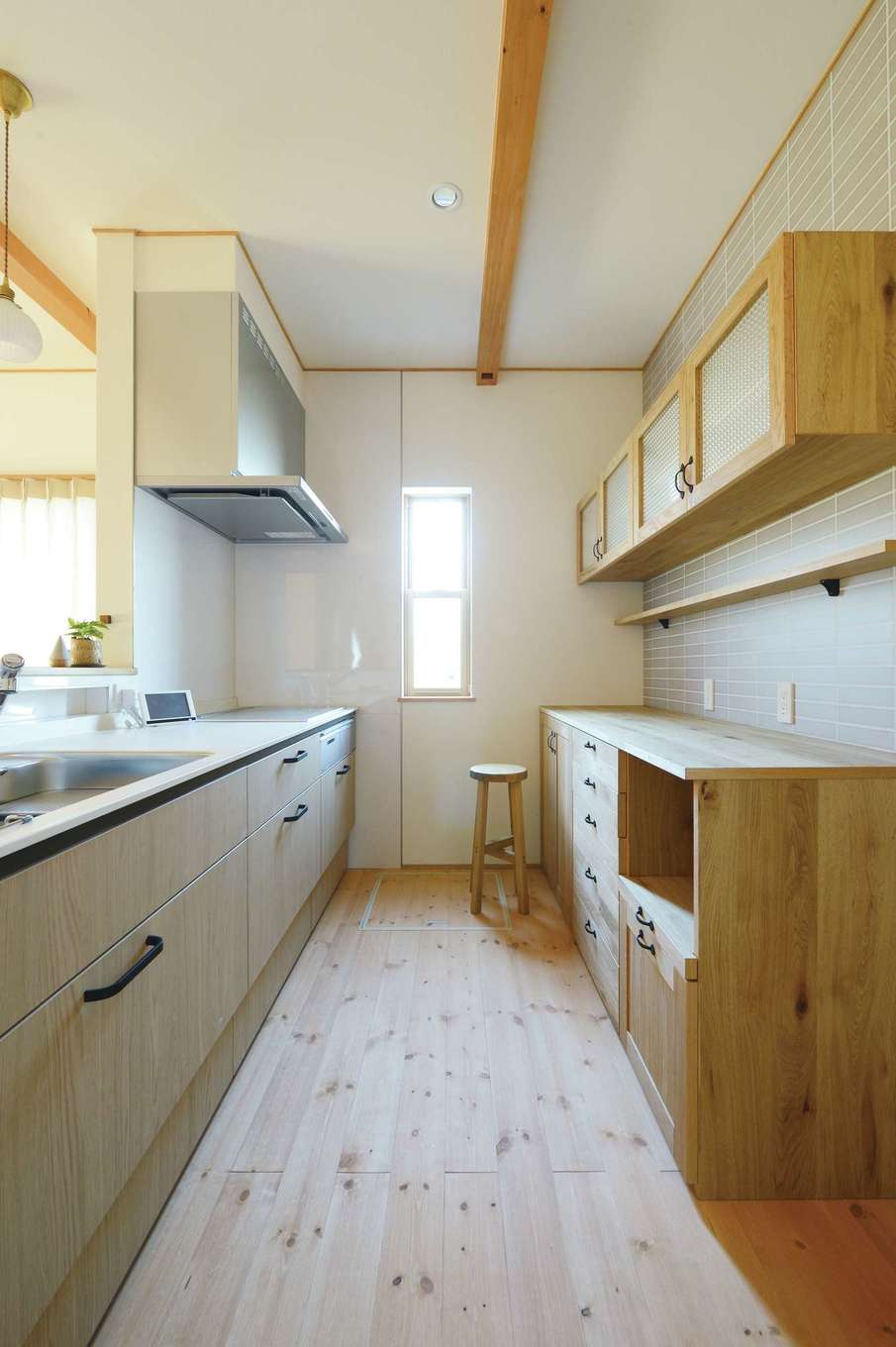 REIWA HOUSE（令和ハウス）【デザイン住宅、自然素材、省エネ】キッチン、フローリングのテイストに合わせてカップボードを造作。ワークスペースを広めに確保した