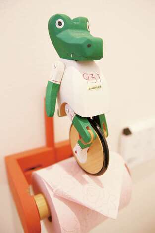 遊び心あるワニのペーパーホルダーも『片桐建設』オリジナルだ