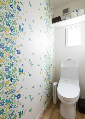 トイレは花柄の壁紙でで爽やかに