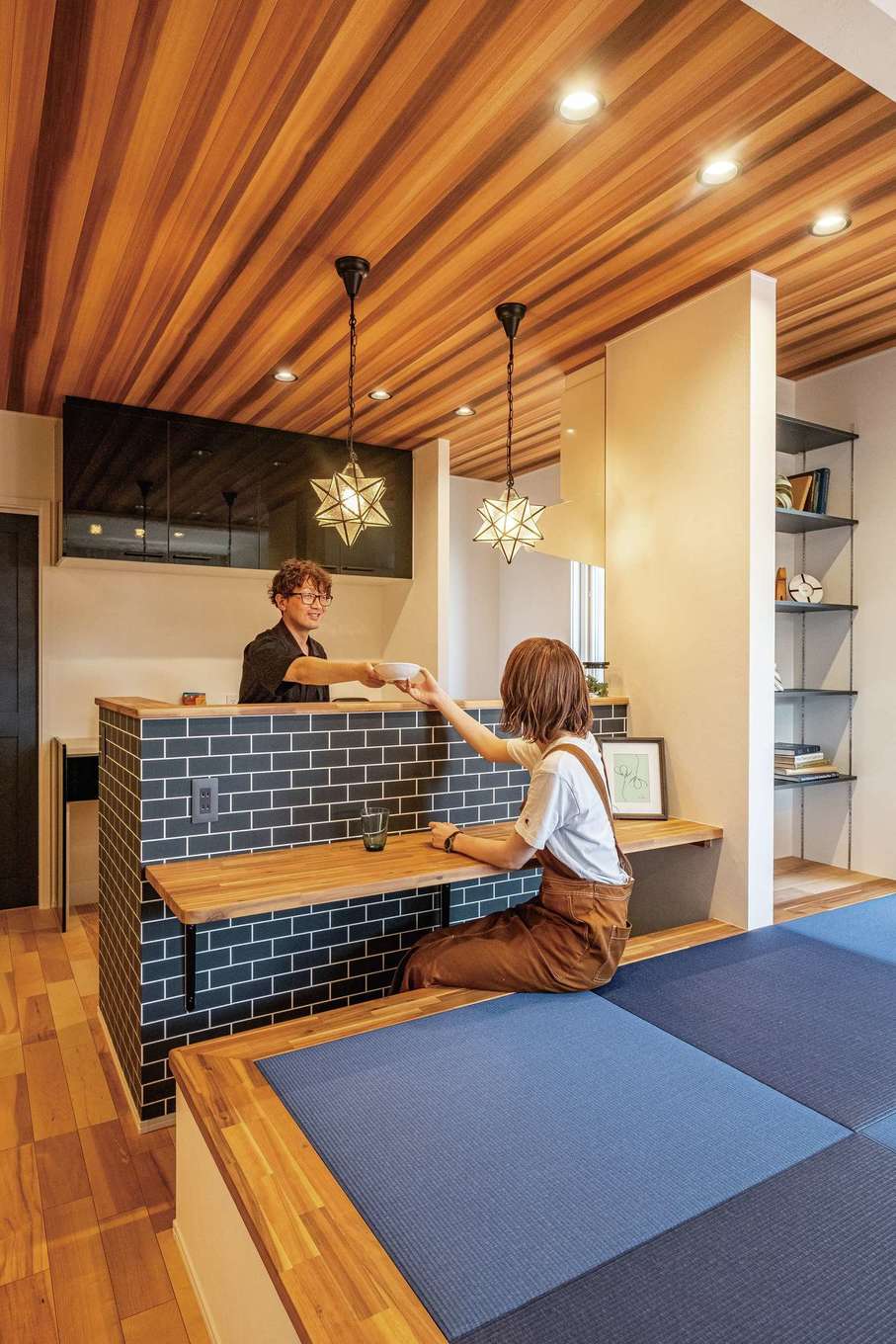 静鉄ホームズ【デザイン住宅、収納力、間取り】料理の主担当はご主人というY家。当面の食事は小上がりに座って使えるカウンターを多用し、子どもができたらダイニングをメインにする予定だ