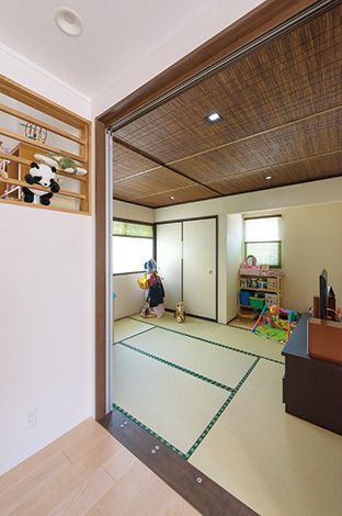 リビング脇の和室は、客人をもてなす趣きある設え。子育て中は、お子さまを寝かしつけたりと、活躍するスペース