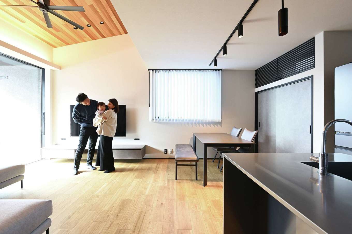 REIWA HOUSE（令和ハウス）【省エネ、間取り、平屋】リビングとダイニング・キッチンの天井高を変えることで緩やかにゾーニングされたLDK。リビングの勾配天井にレッドシダーを貼って木のぬくもり感を出した