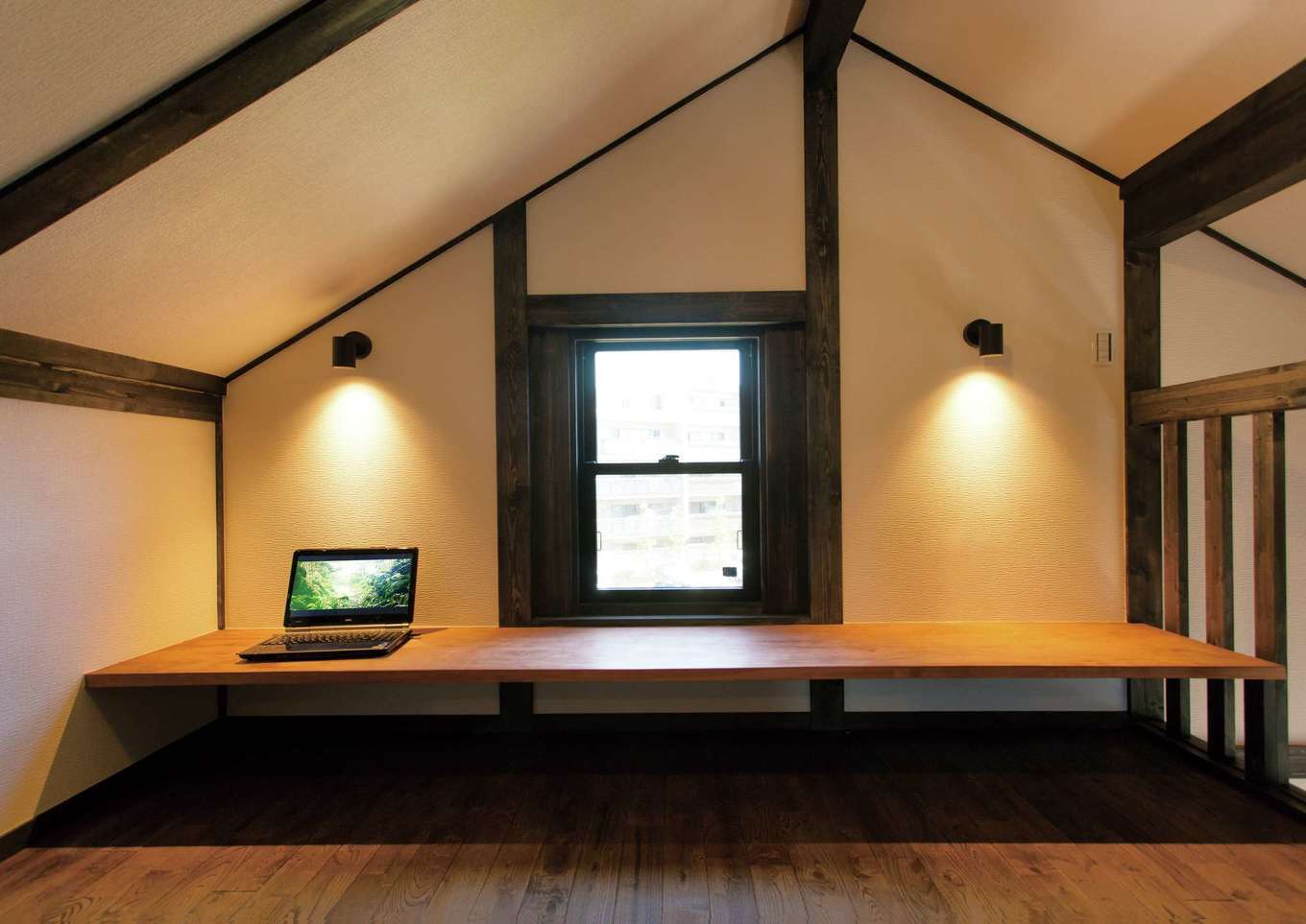 サイエンスホーム【1000万円台、趣味、自然素材】ロフトに設けた5.6畳の書斎。造作デスクの下は収納。勾配天井で広く感じられる