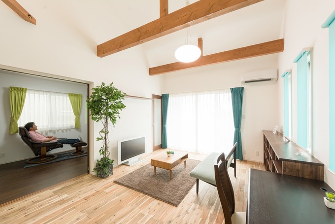 水色のスクリーンが空間を華やかにする