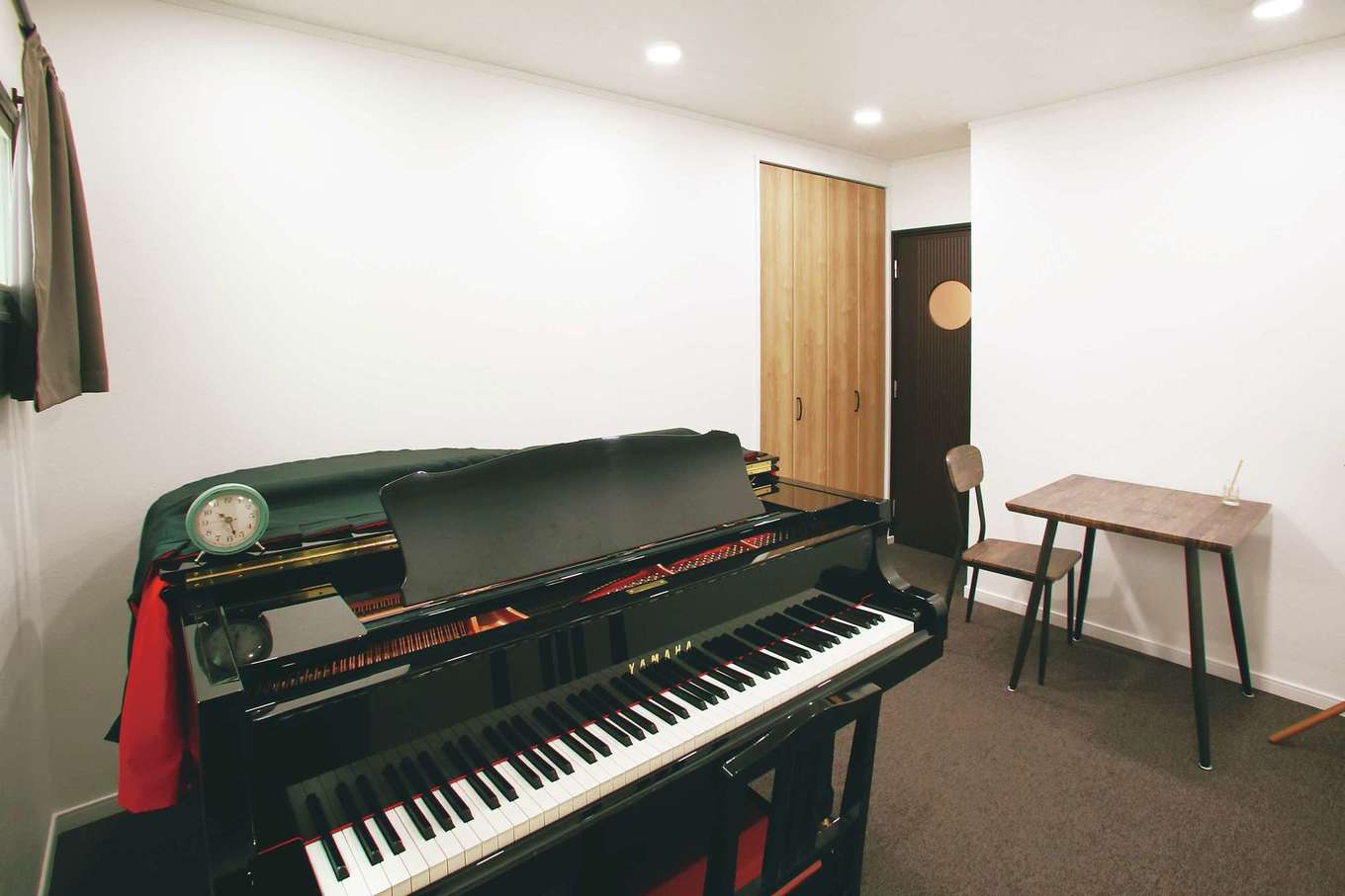 三和建設【趣味、間取り、インテリア】かわいい丸窓の付いた防音扉を採用したピアノ室。これまで、実家に通っていたピアノ教室のレッスンも、新居の完成と同時に、念願の自宅で行うことができるようになった