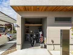 ご主人が大切にしているバイクを風雨や盗難から守ることができる専用ガレージを作りました。
バイク用品を一緒に収納し、休日には天候に左右されることなく整備やDIYなどを楽しめるようになっています。