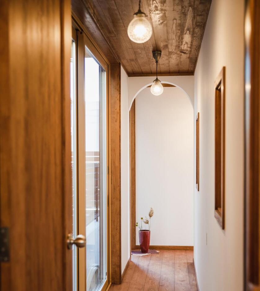 廊下の上部がアート型になり、細部までこだわりが行き届いている