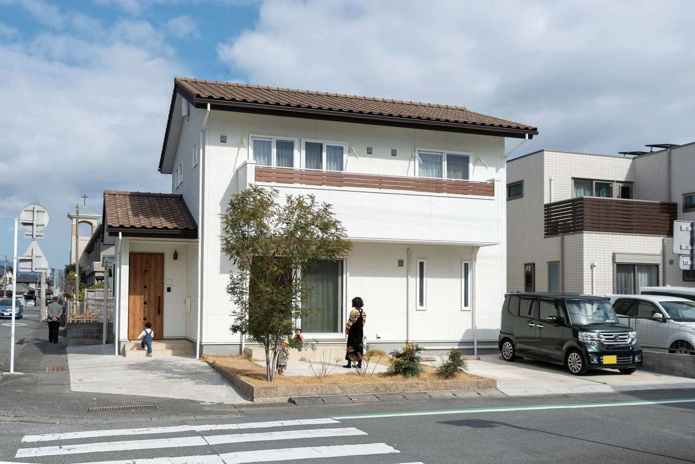 芹工務店【子育て、自然素材、間取り】土地探しから『芹工務店』がサポート。屋根瓦にもこだわり、コテコテしすぎないナチュラルな外観に仕上がった。夏の日差しは軒で防ぎ、涼しさをキープ