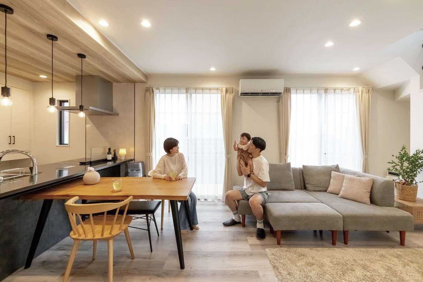 HAPPY HOUSE（山田工務店）【デザイン住宅、間取り、インテリア】間取りの中心となるLDKは、白・グレー・木目でコーディネート。窓からは明るい光がたっぷりと届き、心がやすらぐ。ZEH仕様の室内はエアコンの使用も最小限で、夏・冬ともに気持ちよく過ごせたそうだ