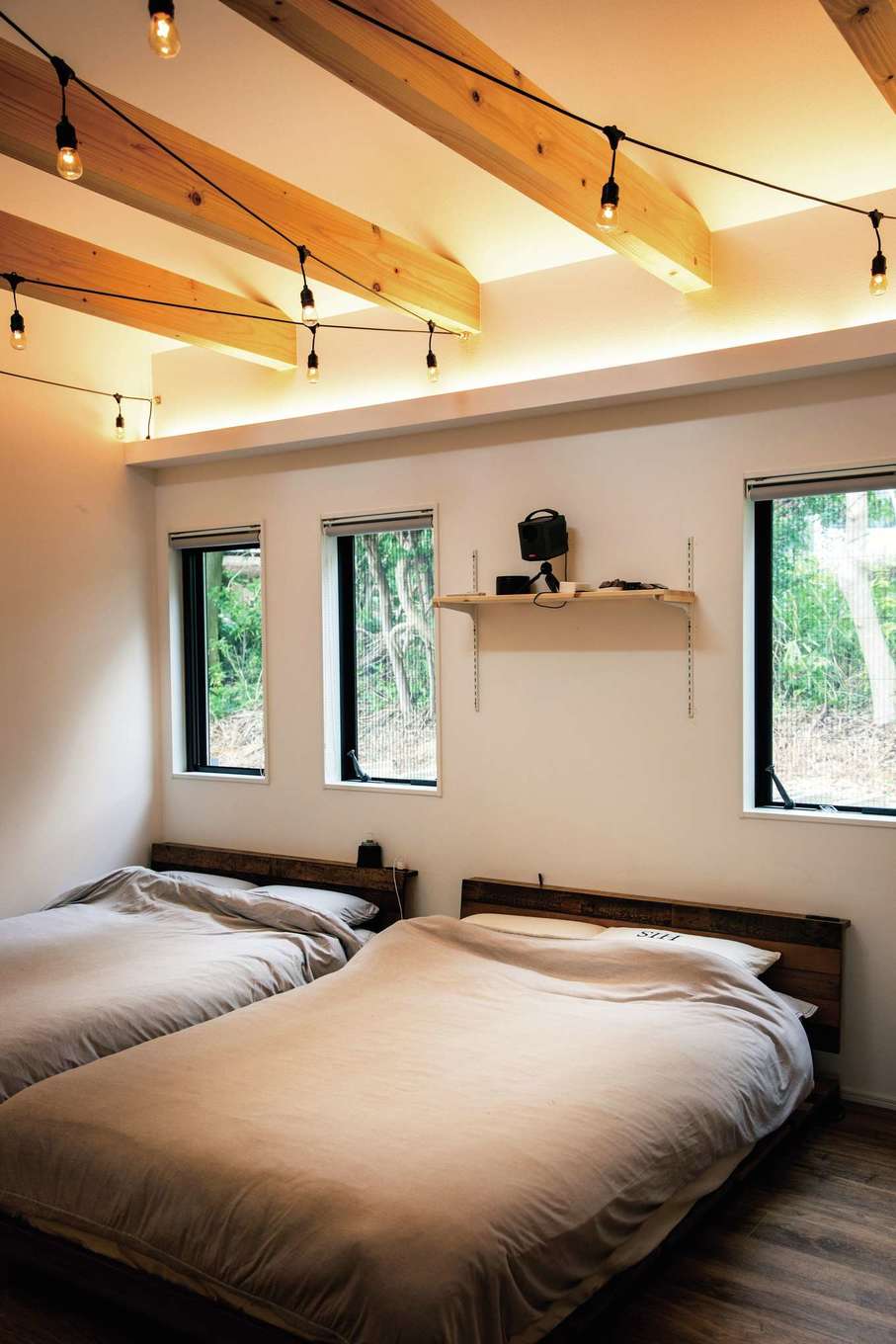 内田建設【デザイン住宅、趣味、間取り】毎朝ウグイスの鳴き声で目がさめる主寝室。間接照明の柔らかな光と現しの梁がベストマッチ