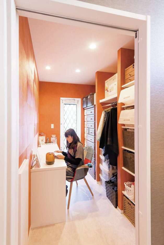 サニタリーから直結する家事室。アイロンをかけたり、アロマを楽しむお気に入りの空間
