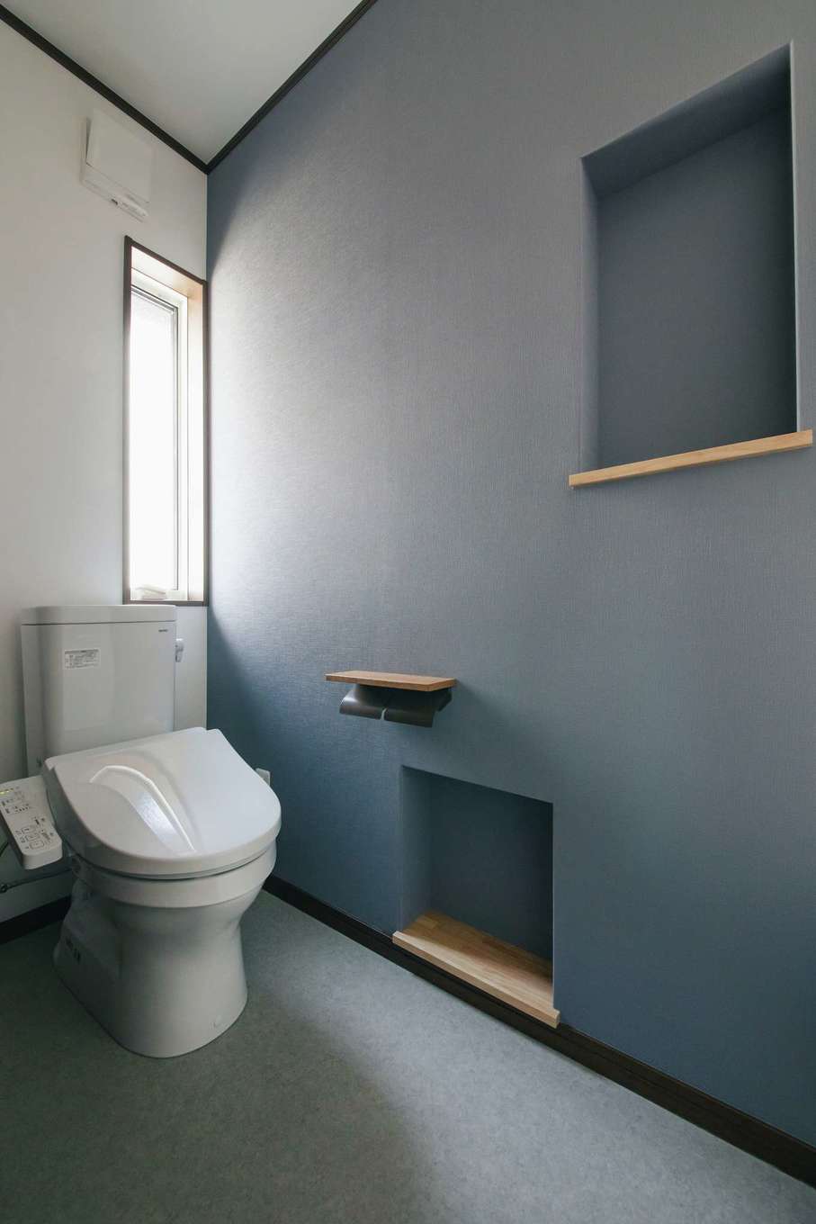 水田建設【自然素材、省エネ、間取り】トイレットペーパーなどをしまうニッチと、小物などを飾るニッチ。それぞれを、適切な高さに用意