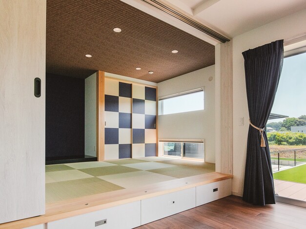 小上がりの畳スペースは、収納も兼ねた癒し空間に。