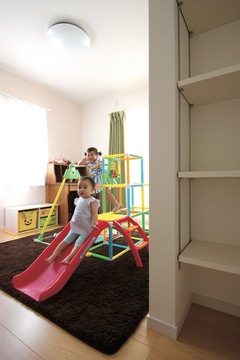 クローゼット以外に可動棚を作り、収納スペースを確保した子ども部屋