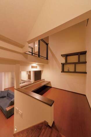 スキップフロアを活かしたフリースペース。キッチンとコミュニケーションをとりやすく、書斎にも子ども部屋にもなる