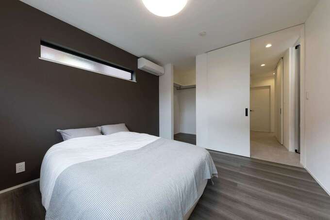 寝室は壁と床のグレーを深くし、落ち着きを演出