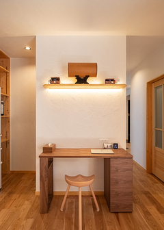 キッチン近くにデスクスペースを配置