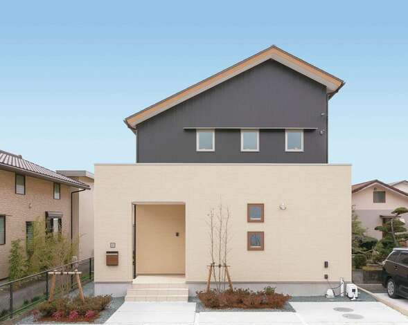 展示場のフォルム、色合いを参考にした。通りから室内に視線が届かないよう計画されている